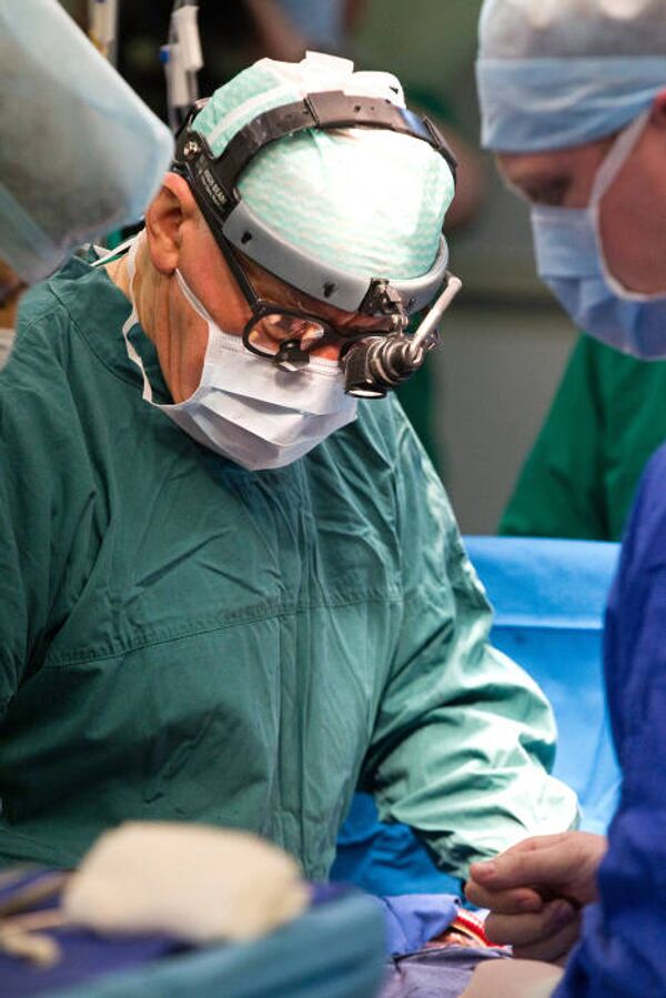 Moscow surgeons perform rare heart operation  - Sputnik International