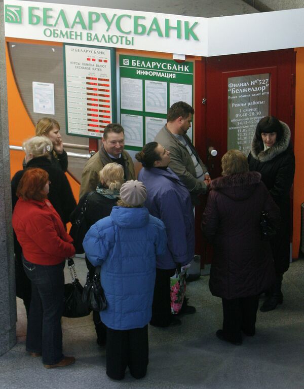 People in Minsk stand in line to get to exchange office - Sputnik International