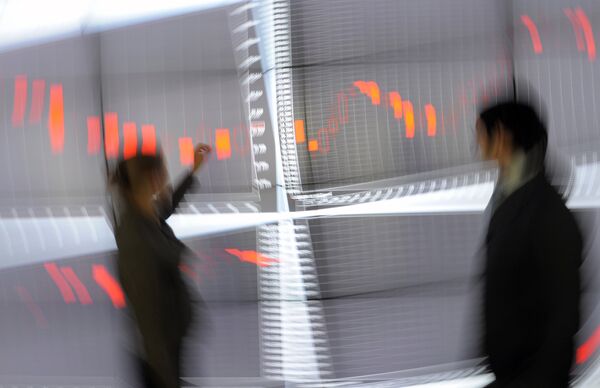 Russian stocks close in red on Monday - Sputnik International