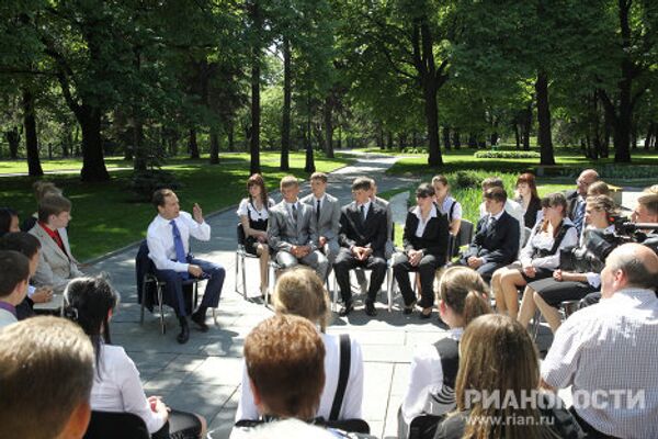 Встреча Дмитрия Медведева в Кремле с выпускниками детских домов - Sputnik International