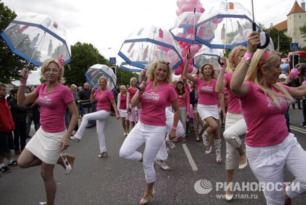 Parade of Glamorous Blondes in Riga - Sputnik International