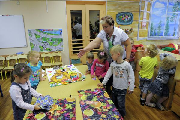 Petrozavodsk women demand more kindergartens on Children's Day - Sputnik International