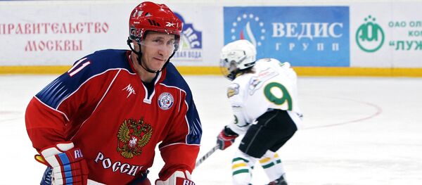 Russian Prime Minister Vladimir Putin joins young hockey players' training before Golden Puck tournament final - Sputnik International