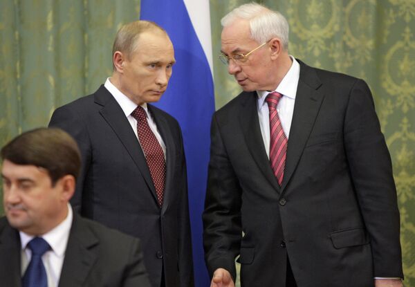 Vladimir Putin and Nikolai Azarov - Sputnik International