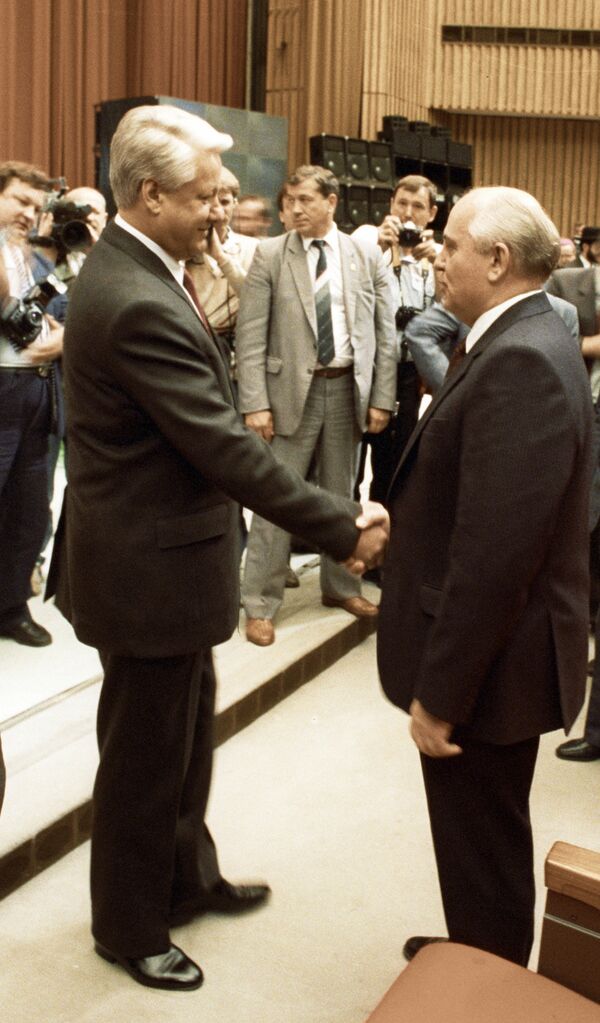 U.S.S.R. President Mikhail Gorbachev congratulating Boris Yeltsin on the latter's inauguration as Russian President. - Sputnik International
