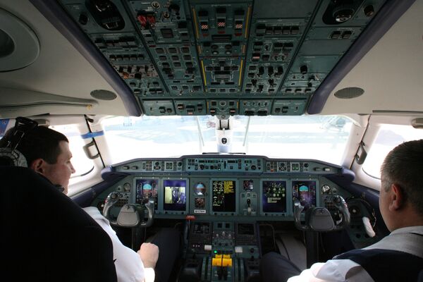 Russia to halve training time for airline pilots - Sputnik International
