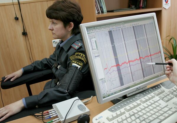 A police officer taking the test voluntarily - Sputnik International