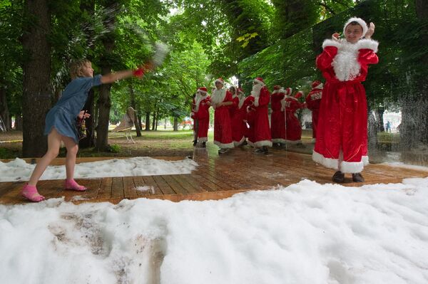 Snow at the end of June in Moscow’s Central Park  - Sputnik International