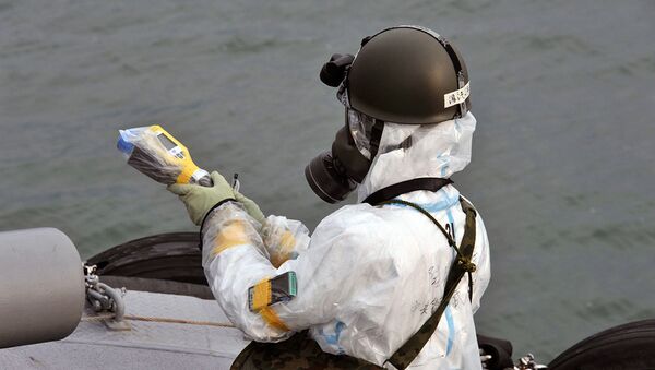 Worker near the Fukushima Nuclear site checking for radiation - Sputnik International