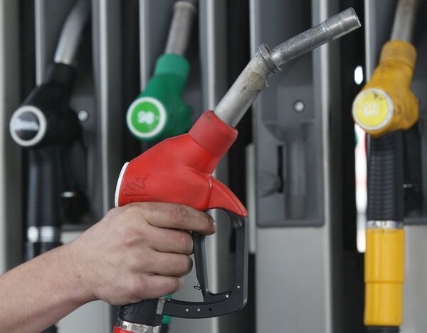 Watchdog demands lower fuel prices after oil stock release - Sputnik International
