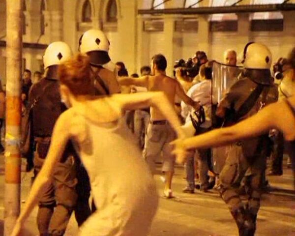 Police use tear gas against protestors in Athens - Sputnik International