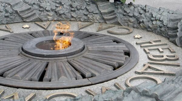 Eternal flame in Kiev's Park of Glory - Sputnik International
