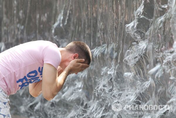 Moscow heat wave drives locals to fountains - Sputnik International