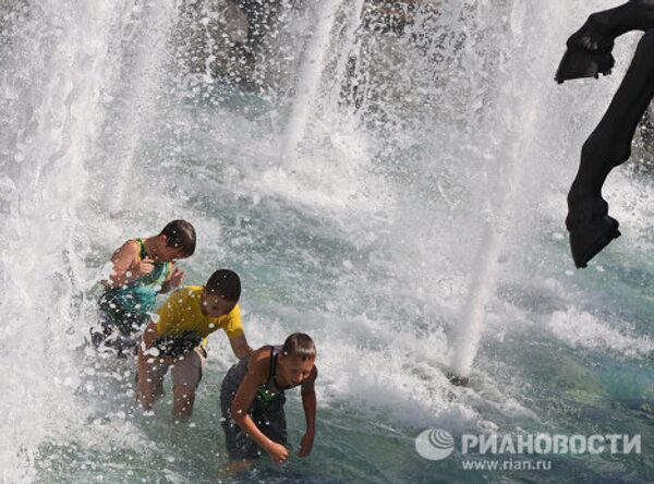 Moscow heat wave drives locals to fountains - Sputnik International
