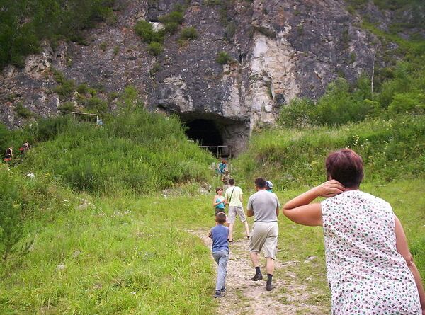 Tourists in front of the Denisova Cave, where the Denisova hominin was found - Sputnik International