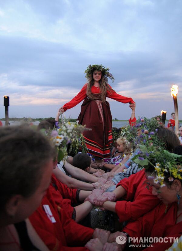 Celebrations of the Ivan Kupala Day on the bank of Lake Ilmen  - Sputnik International