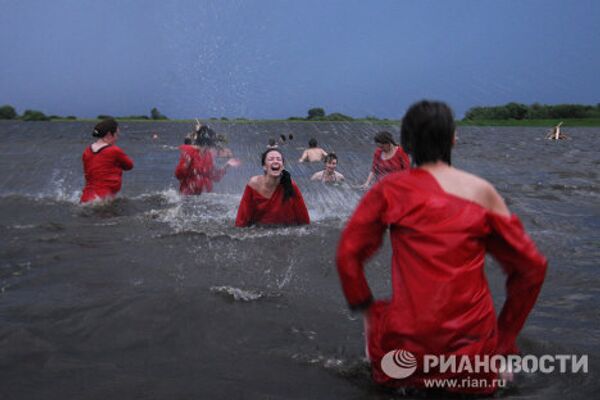 Celebrations of the Ivan Kupala Day on the bank of Lake Ilmen  - Sputnik International