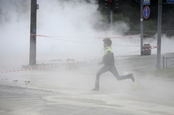Hot water pipe erupts on Yesenin St. in St. Petersburg  - Sputnik International