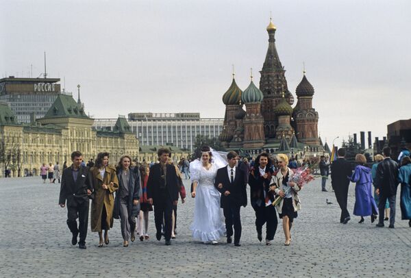 Russia marked the Day of Married Love and Family Happiness on Friday amid a deepening demographic crisis and a record divorce rate. - Sputnik International