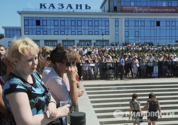 People pray, light candles in memory of Volga sinking victims - Sputnik International