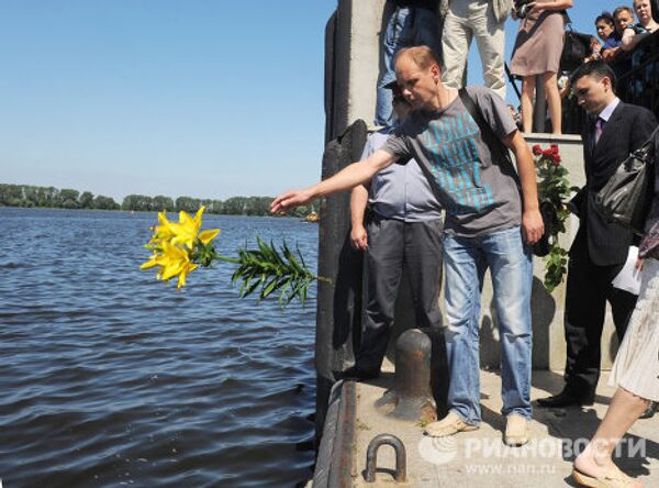 People pray, light candles in memory of Volga sinking victims - Sputnik International