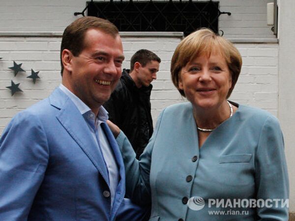 Dmitry Medvedev and Angela Merkel dine informally  - Sputnik International