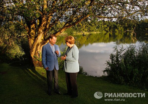 Dmitry Medvedev and Angela Merkel dine informally  - Sputnik International