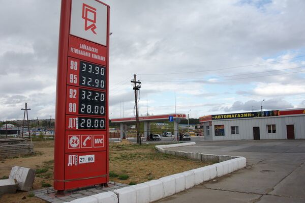 Russia's average spot prices for gasoline rose by 1.1-1.7 percent last week despite a high export duty imposed by the government to stabilize the domestic market, Vedomosti daily reported on Tuesday. - Sputnik International