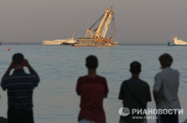 Russian boat that sank on Volga River brought to surface - Sputnik International