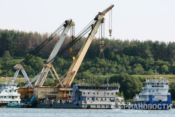 Russian boat that sank on Volga River brought to surface - Sputnik International