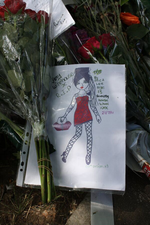 Fans pay their last tributes to British singer Amy Winehouse  - Sputnik International