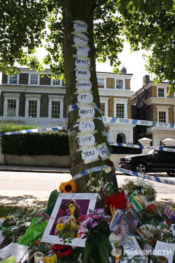 Fans pay their last tributes to British singer Amy Winehouse  - Sputnik International