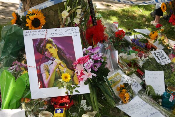 'Angel' Amy Winehouse cremated - Sputnik International