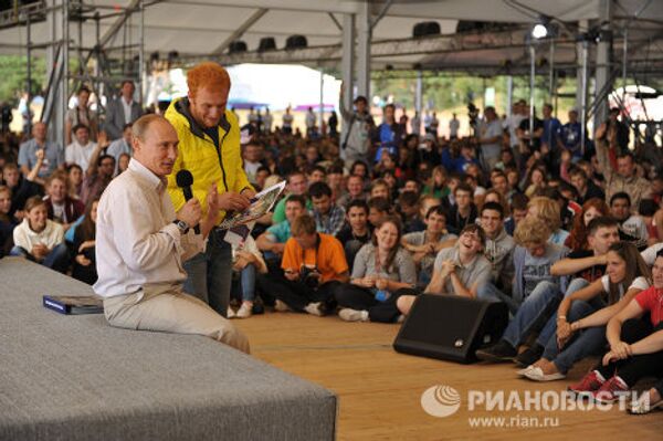 Vladimir Putin speaks with participants of the Seliger-2011 youth forum  - Sputnik International