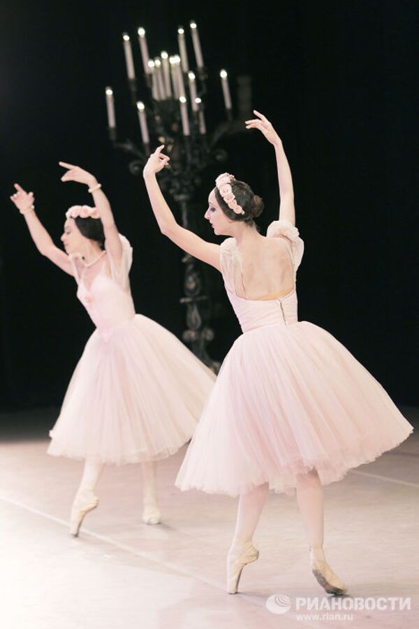 Viva Alicia! The legendeary Cuban ballerina with her students at the Bolshoi Theater - Sputnik International
