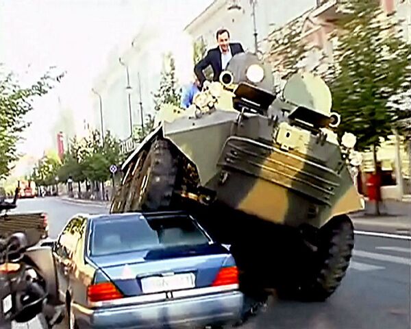 Vilnius mayor crushes Mercedes with armored vehicle - Sputnik International