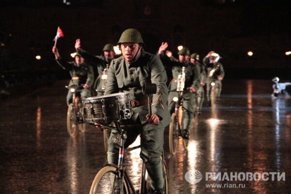 The 2011 Royal Edinburgh Military Tattoo: cyclists and dancers in the rain - Sputnik International