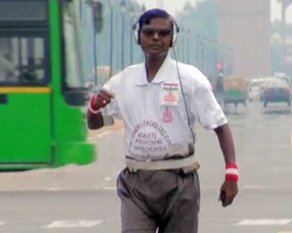 Lobster-man from New Delhi runs 1,500 km backward - Sputnik International
