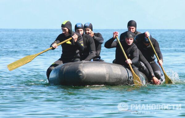 Demolition divers training at Lake Baikal - Sputnik International