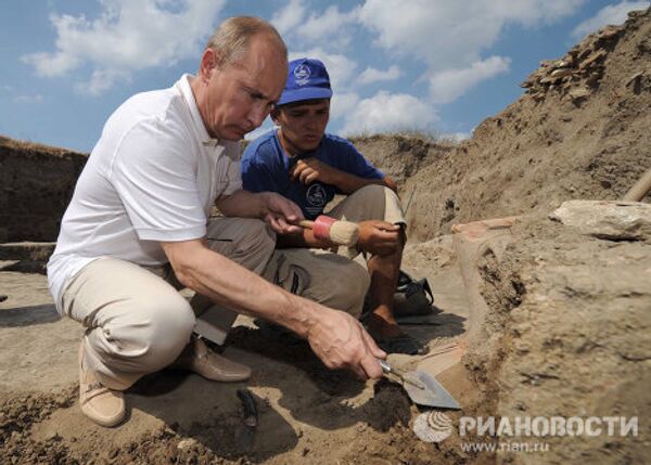 Vladimir Putin turns archeologist - Sputnik International