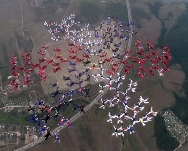 Record skydive over Kolomna with 186 jumpers - Sputnik International