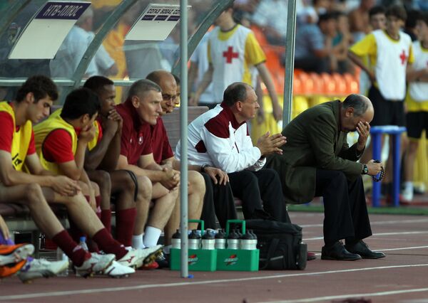 Rubin's head coach Kyrban Berdyev and substitutes frustrated at the end of the game - Sputnik International