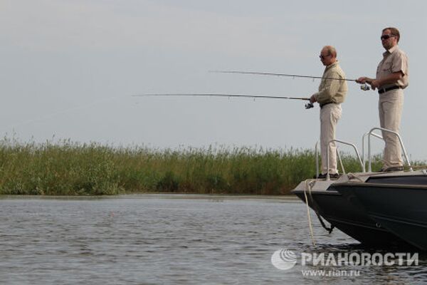 Putin, Medvedev go fishing - Sputnik International