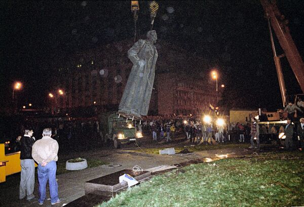 Dismantling monument to Felix Dzerzhinsky in the early hours of August 23, 1991 - Sputnik International