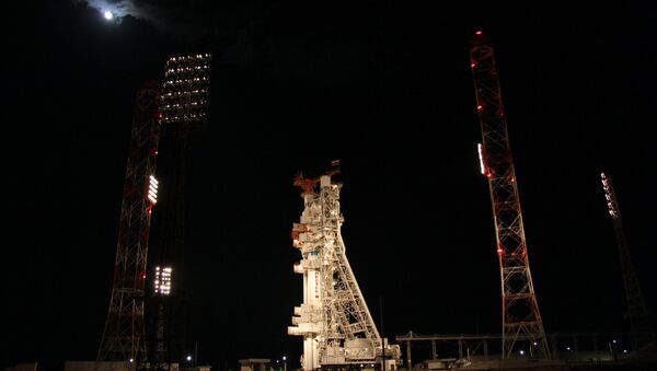 Russia's Proton-M rocket with the Express-AM4 satellite - Sputnik International