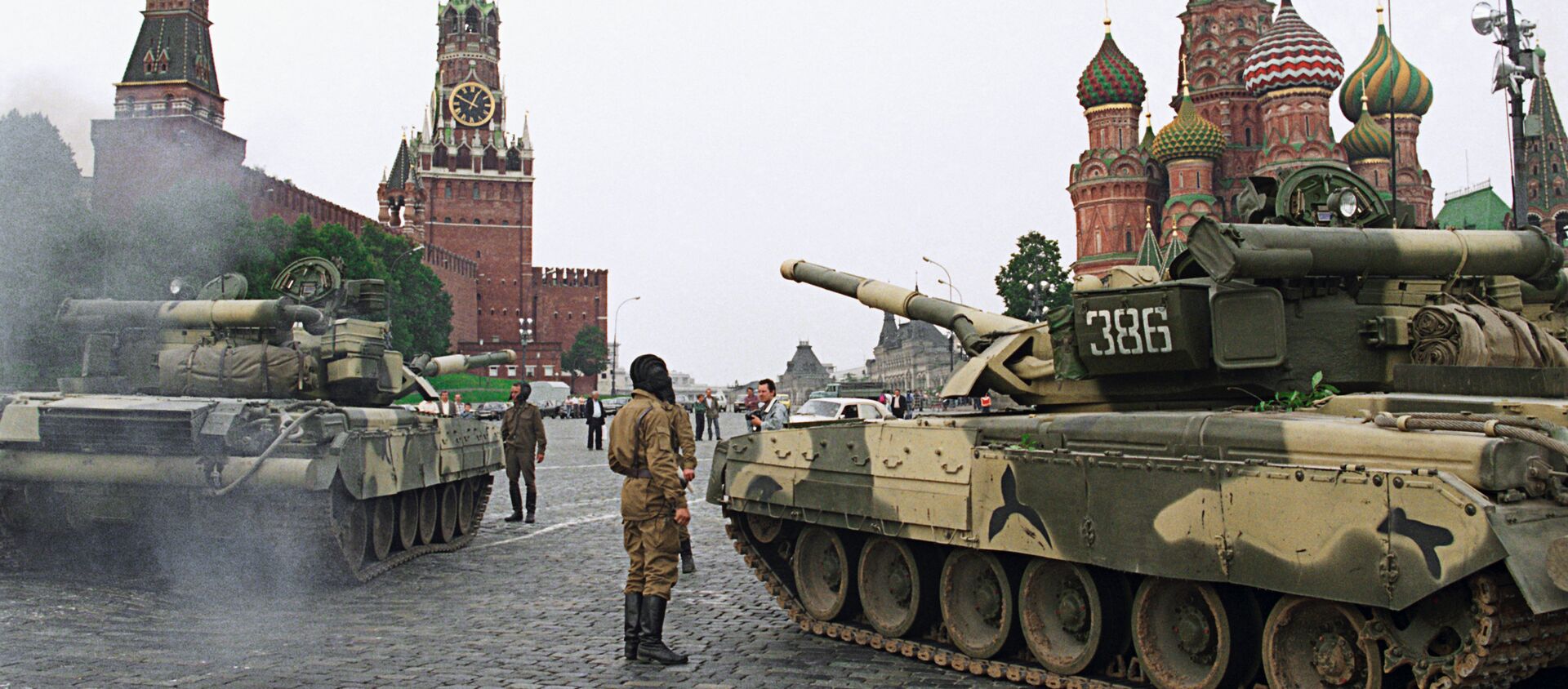 Tanks in the Red Square during the coup attempt on August 19, 1991 - Sputnik International, 1920, 19.08.2021