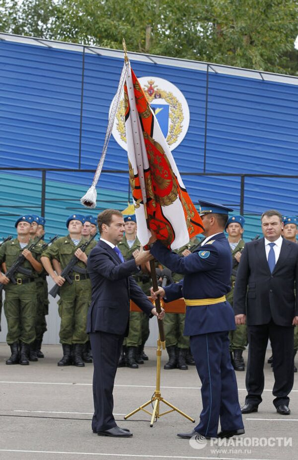 Medvedev pays visit to 11th Air Assault Brigade - Sputnik International