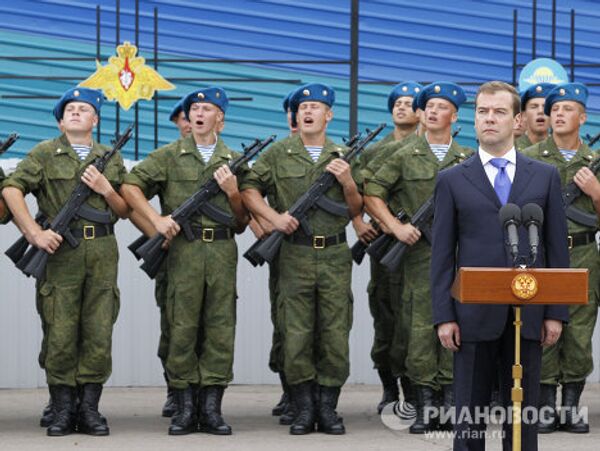 Medvedev pays visit to 11th Air Assault Brigade - Sputnik International