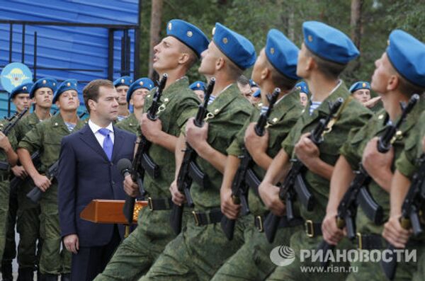Medvedev pays visit to 11th Air Assault Brigade - Sputnik International
