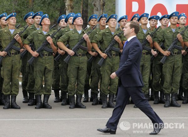Medvedev pays visit to 11th Air Assault Brigade - Sputnik International